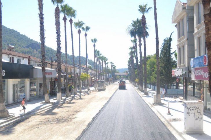 Atatürk Caddesi'nde sıcak asfalt çalışmaları başladı