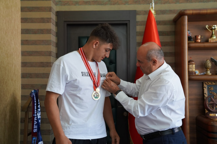 Başkan Otgöz, Kırkpınar'ın şampiyonuna altın hediye etti