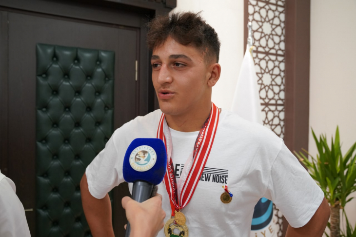 Başkan Otgöz, Kırkpınar'ın şampiyonuna altın hediye etti