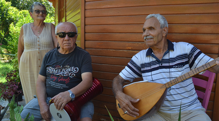 Fethiye Huzurevi'nde Dev Salatalık Yetiştirdi