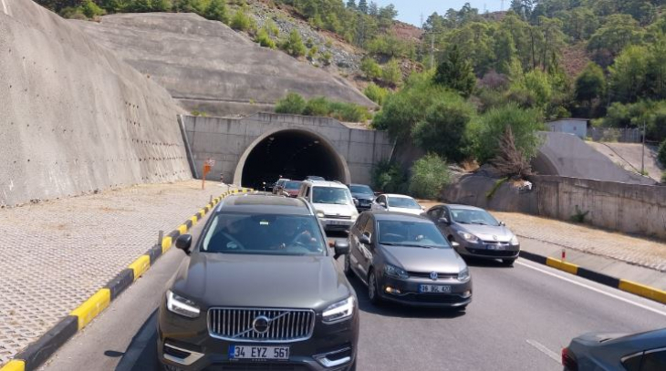 Göcek Tüneli'nde yoğunluk! Tatilciler dönüş yoluna geçti