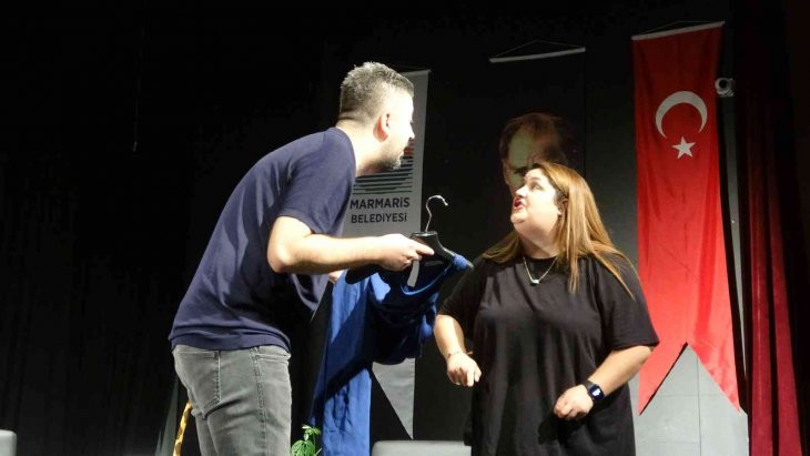 İki kişilik komedi oyunu 'Ruh Öküzüm' Marmaris'te sahne aldı