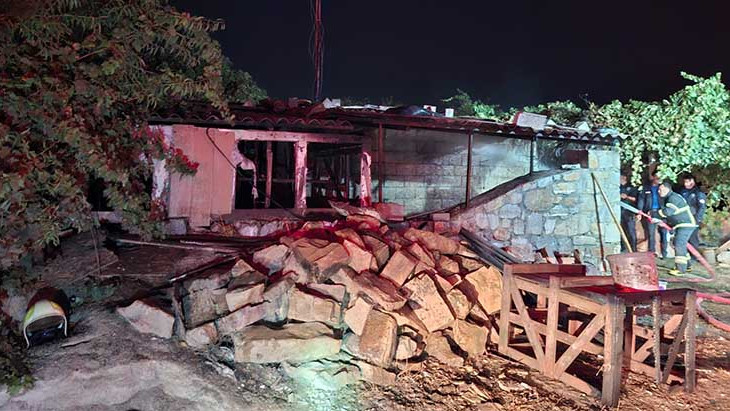 Muğla'daki yangında ahır alevlere teslim oldu